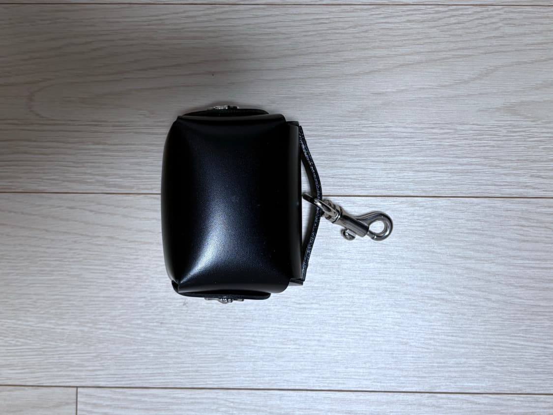 Toga 메탈 장식 레더 에어팟 케이스 상품이미지5