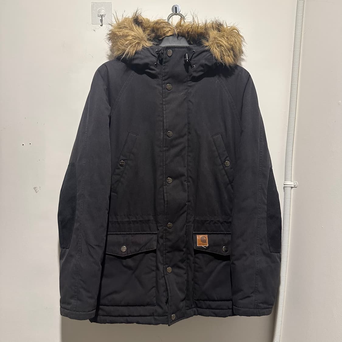 칼하트 블랙 퍼 후드 패딩 상품이미지1