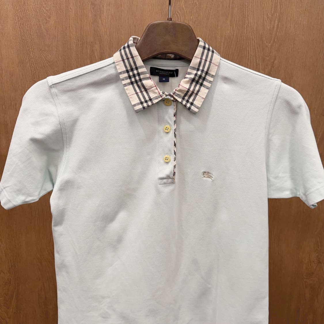 버버리 런던 반팔 티셔츠 배색 체크 카라넥 로고 자수 디테일 라이트 블루 상품이미지4