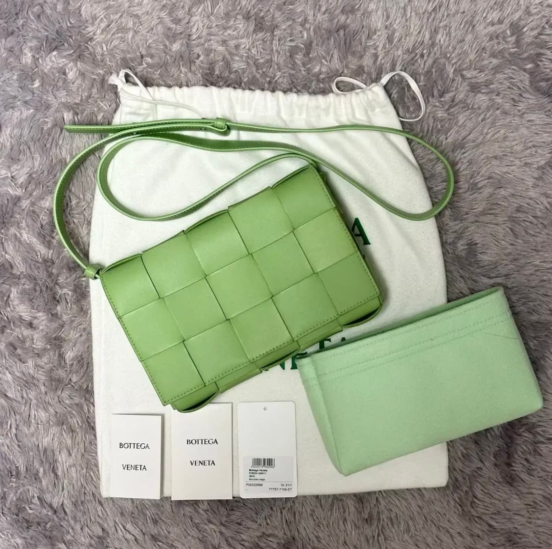 [풀구성] 보테가베네타 램스킨 카세트백 미듐 연두 상품이미지10