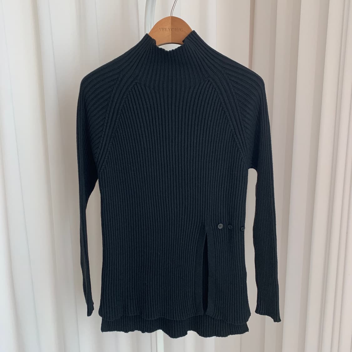 반폴라 옆트임 버튼조절 골지 슬림 블랙 니트 상품이미지2