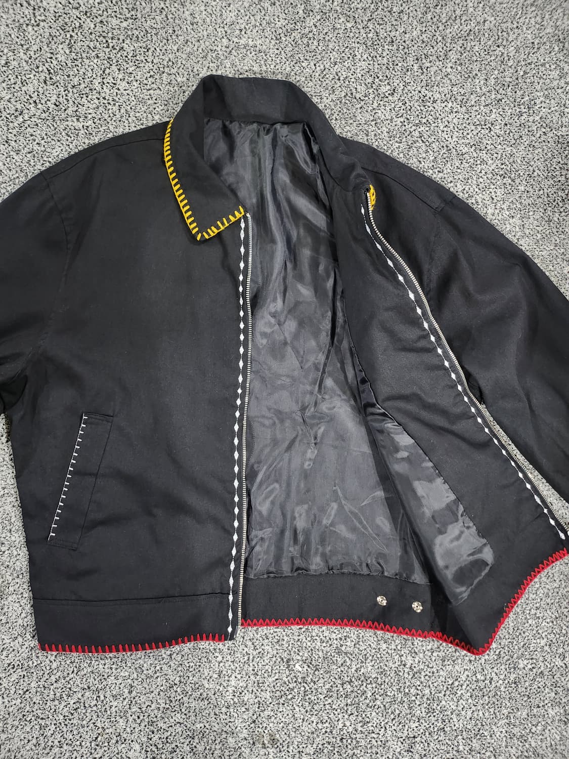 유니크 컬러 스티치 디테일 블랙 집업 자켓 상품이미지3