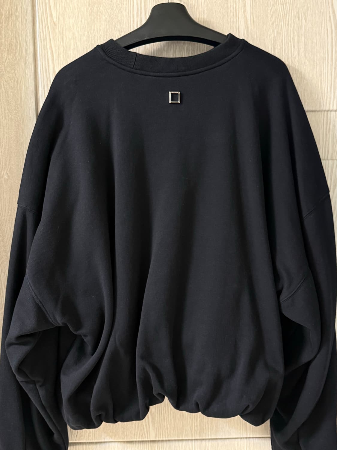 우영미 블랙 오버핏 스웨트 셔츠 48. 상품이미지2