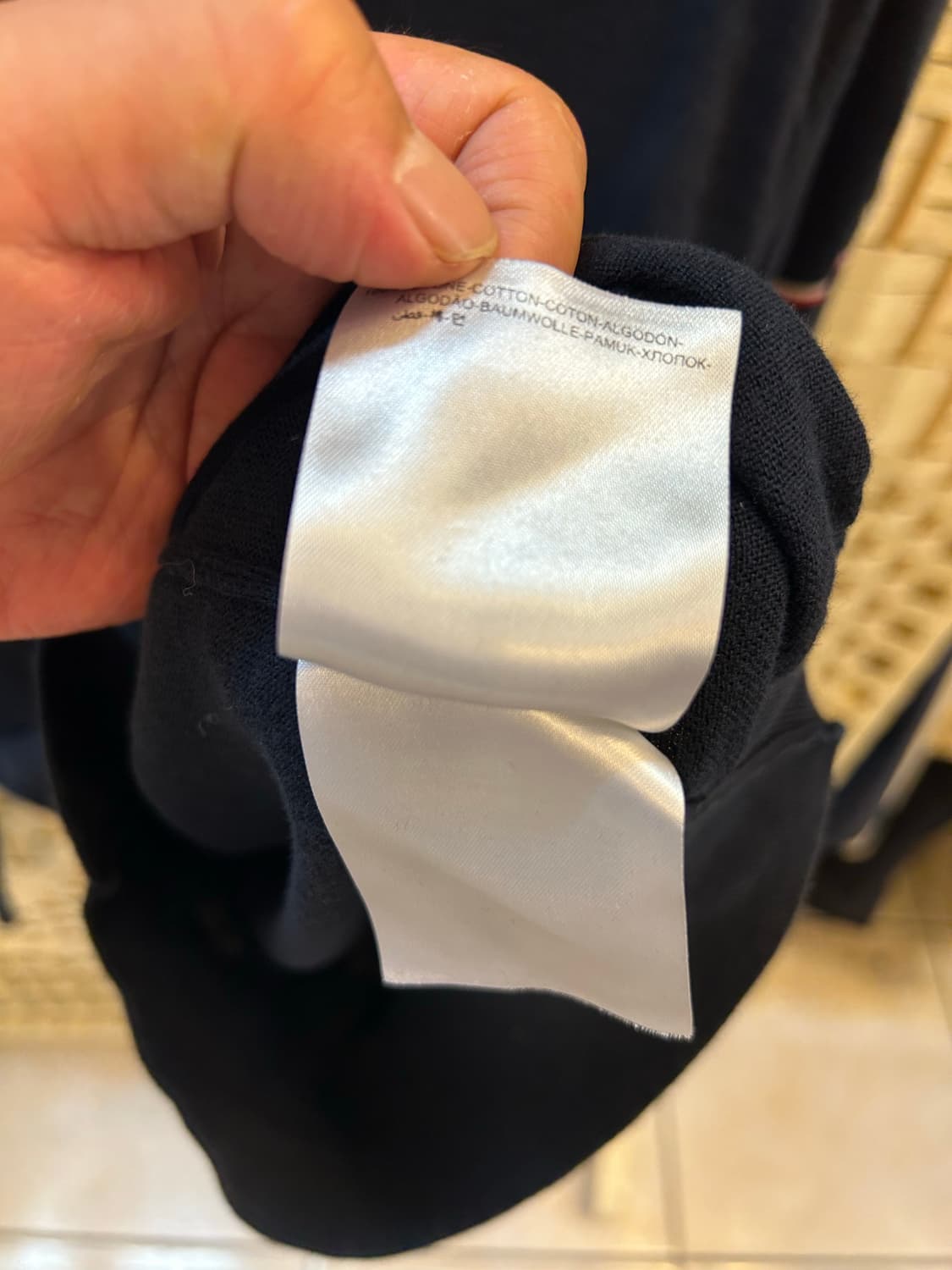 105 정품 몽클레어 브이넥 니트 팝니다 상품이미지6