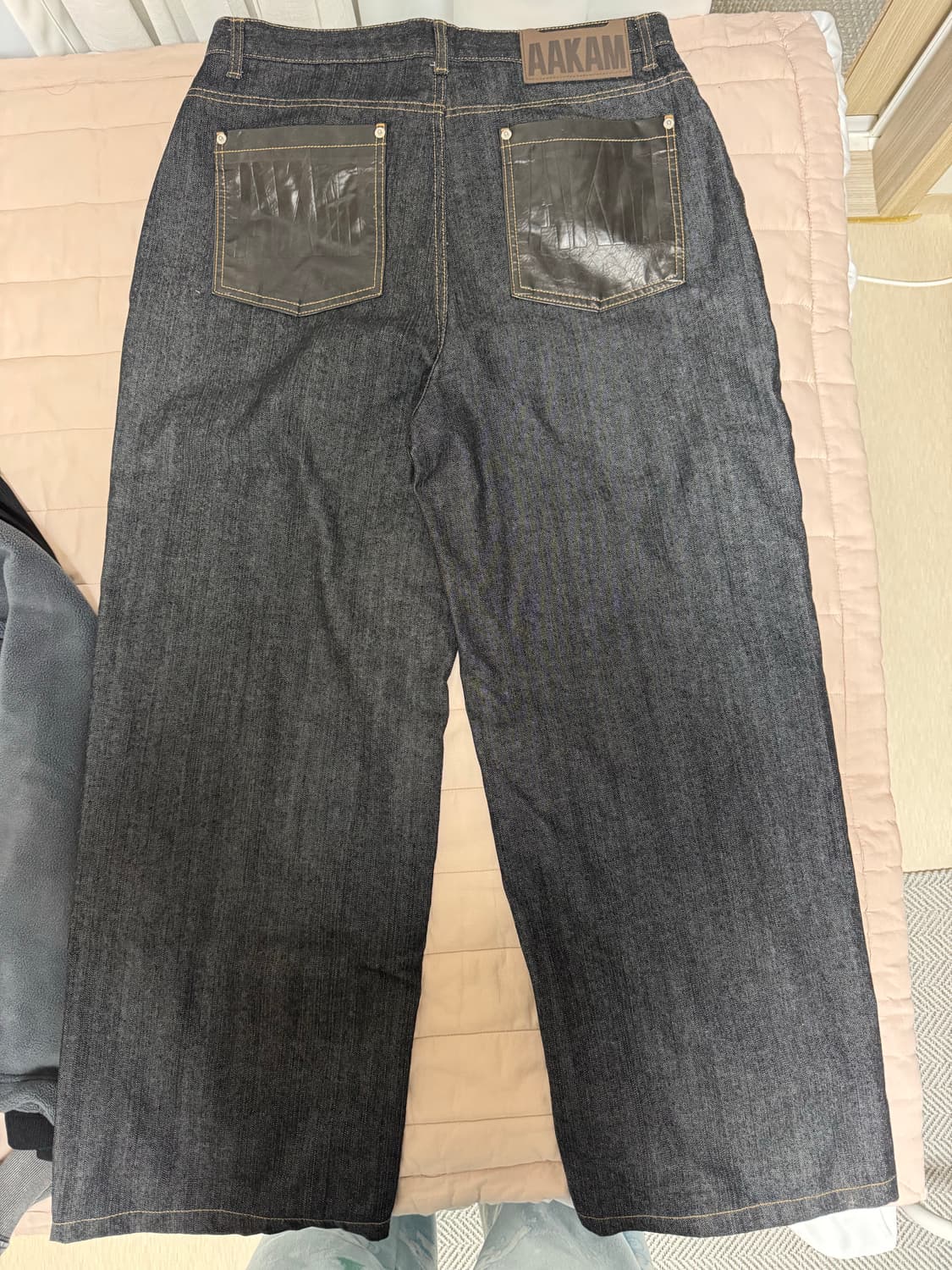 아캄 Leather Patch Denim Pants (Black) 상품이미지3