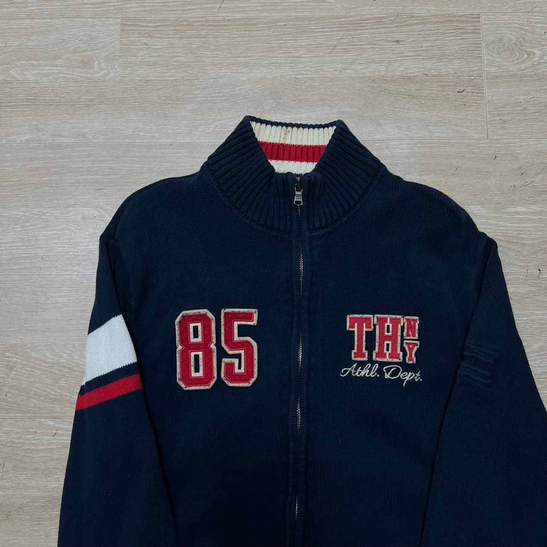 타미힐피거 빅로고 자수 패치 하이넥 니트집업 [네이비] S/90 상품이미지2