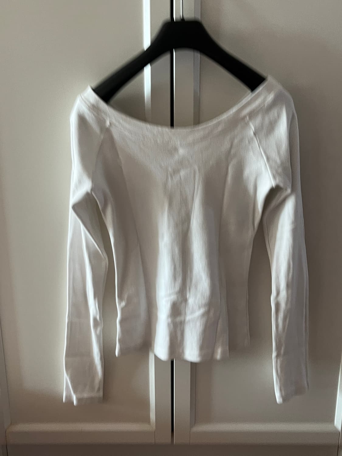 브랜디멜빌 화이트 보트넥 오프숄더 티 상품이미지2