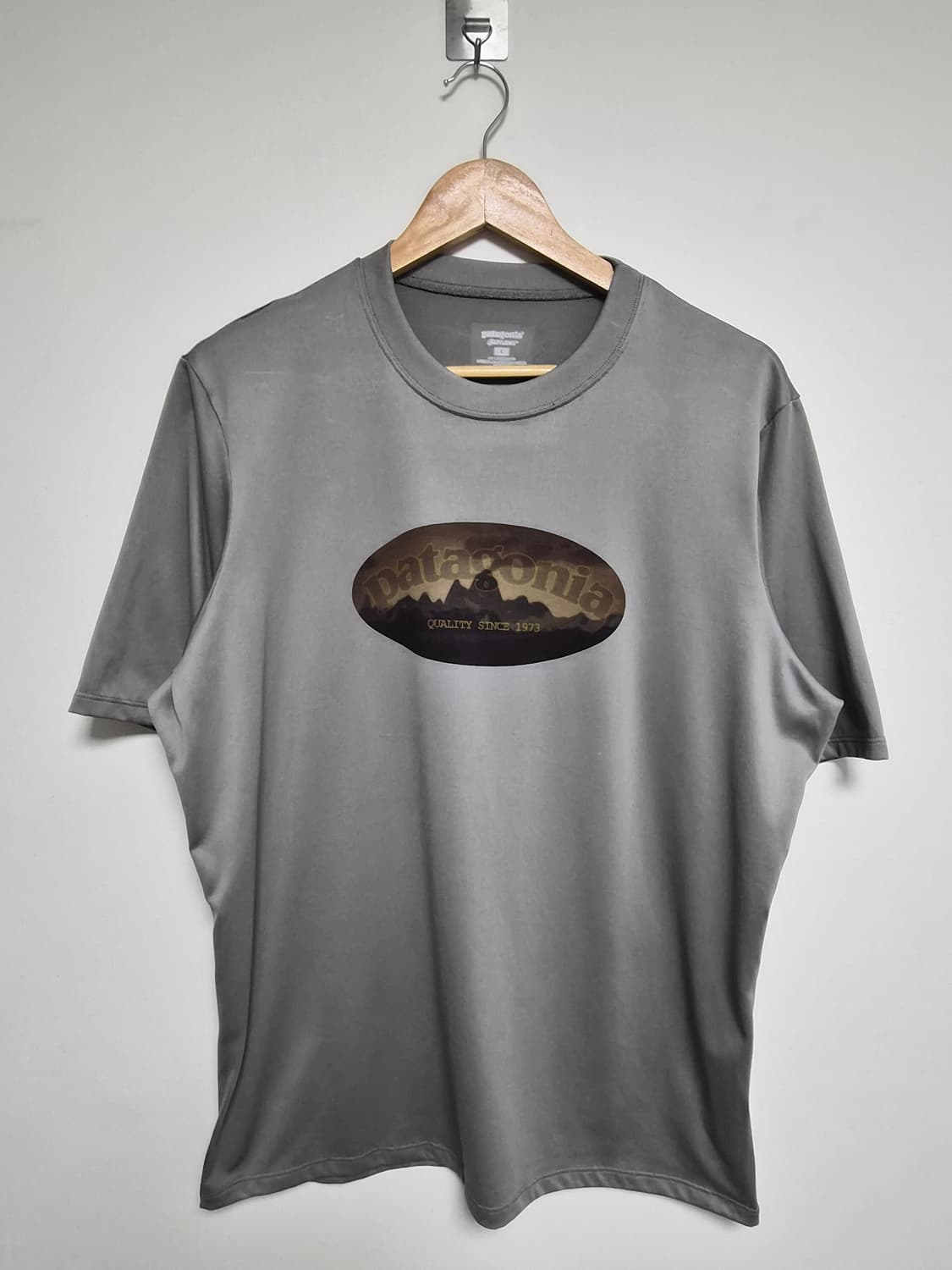 파타고니아Patagonia 메인로고 그레이 티셔츠 L  - T132 상품이미지1