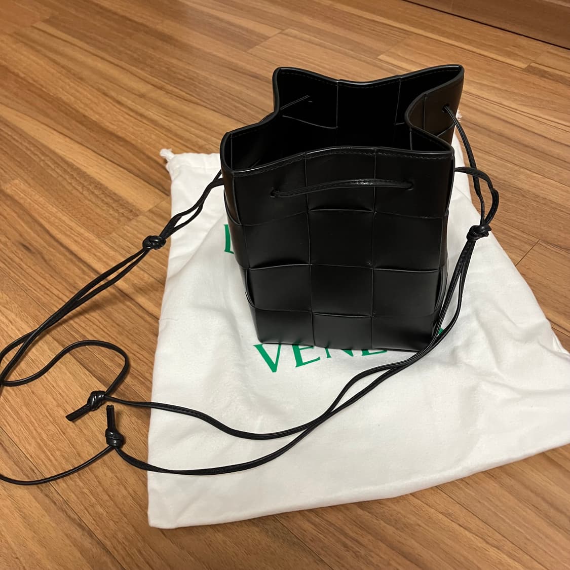 [OS] 보테가베네타 버킷백 블랙 상품이미지2