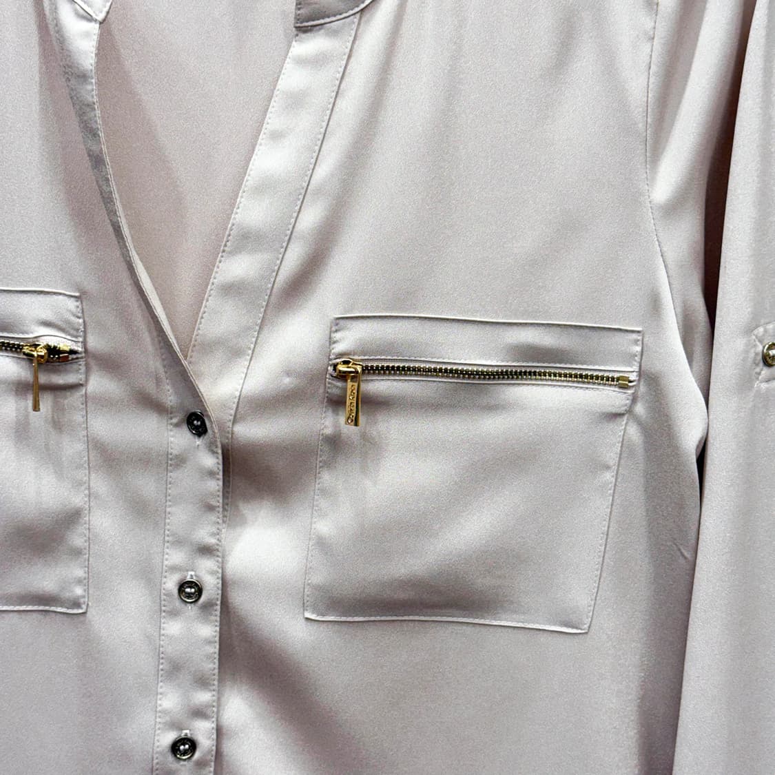 캘빈클라인 노카라 셔츠 블라우스 골드 지퍼 포켓 디테일 베이지 상품이미지6