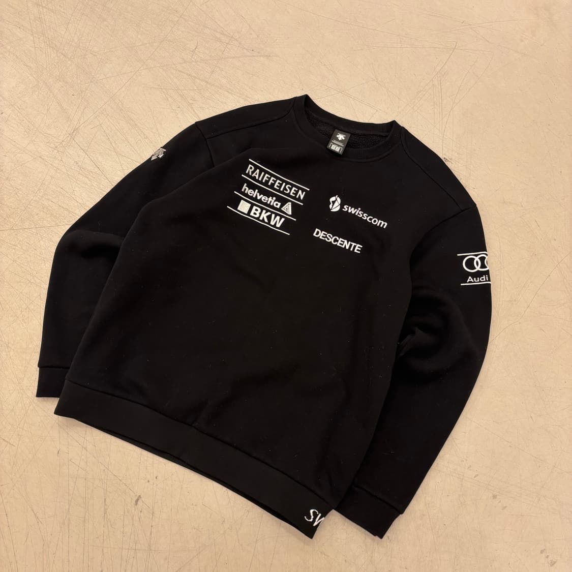 데상트 스폰서 로고 맨투맨 상품이미지1