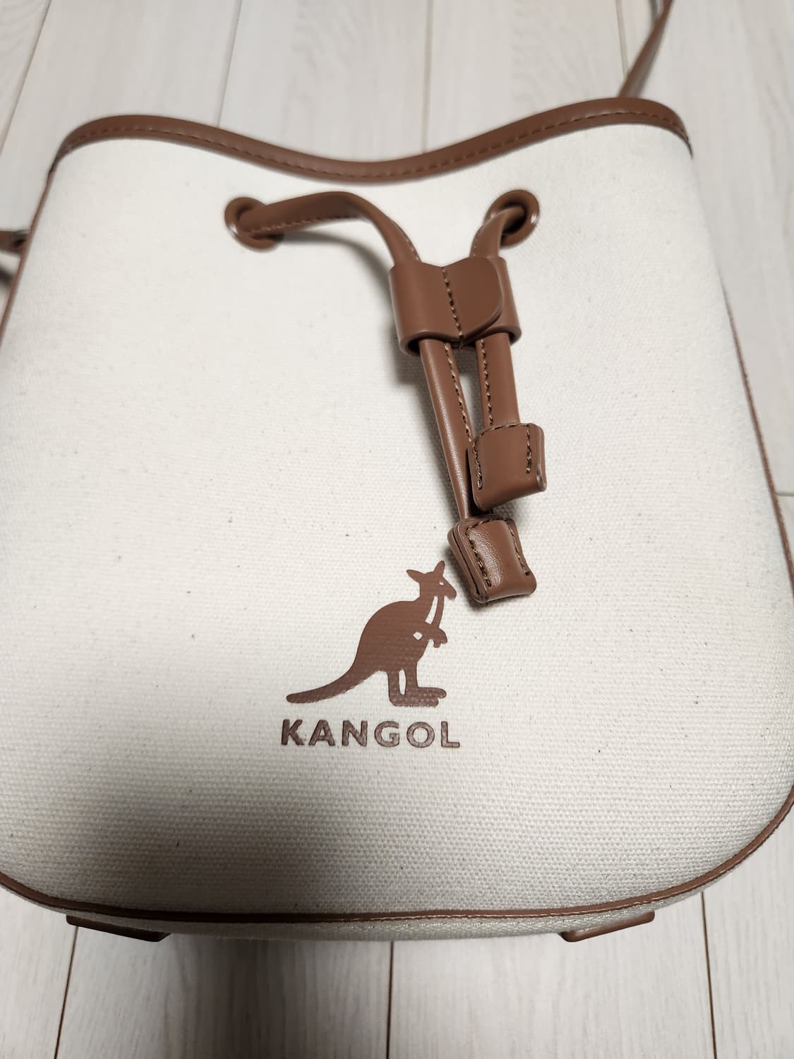 캉골 듀오 캔버스 버켓백 KPEB-TB39120

눈에 잘안보이는 미세  상품이미지6