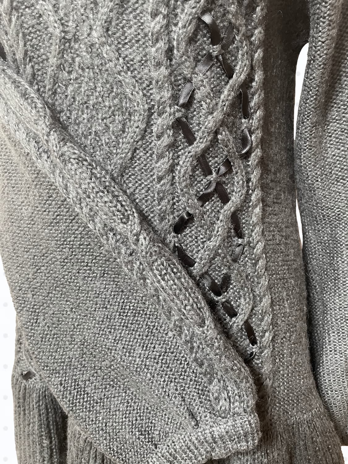 🩶axesfemm엑시즈팜 그레이 레이스 터틀넥 아일렛 리본 니트 원피스 상품이미지4