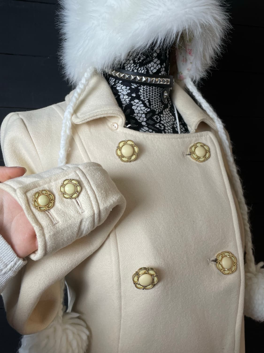 CECIL McBEE 세실맥비 갸루 크림 아이보리 화이트 금장 숏코트 상품이미지4