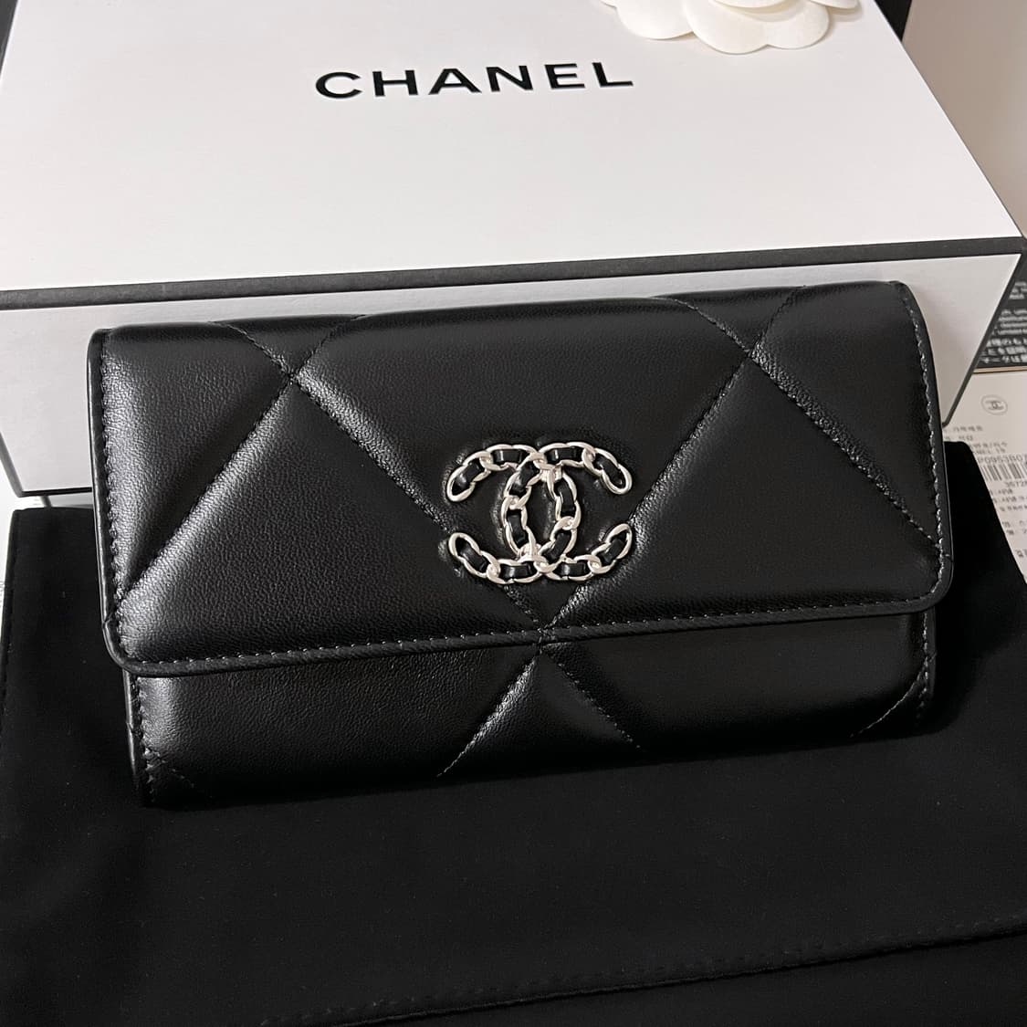 [새상품/풀박스] 샤넬 19램스킨 플랩 중지갑 실버 AP0953 상품이미지3