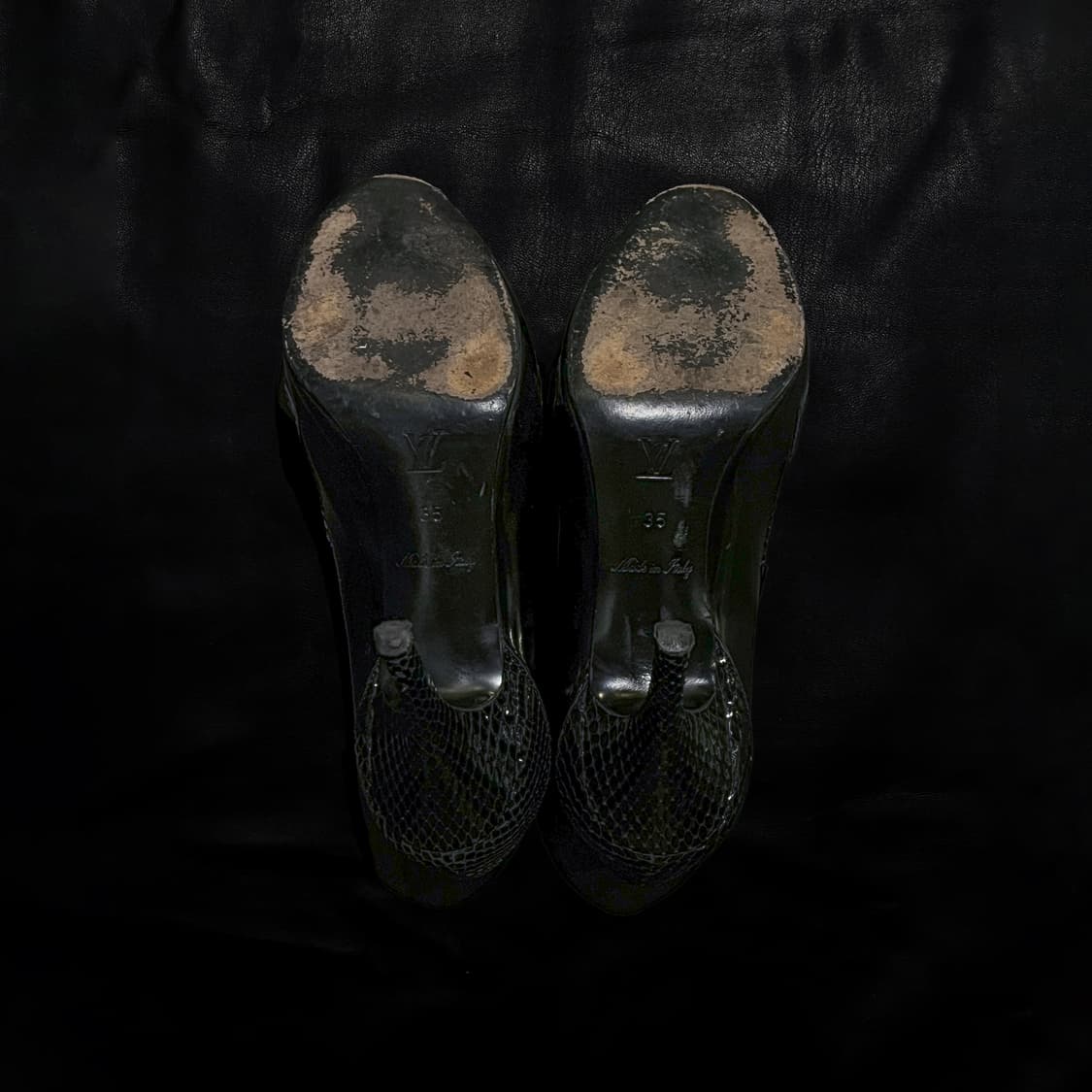 루이비통 블랙 펌프스 상품이미지2