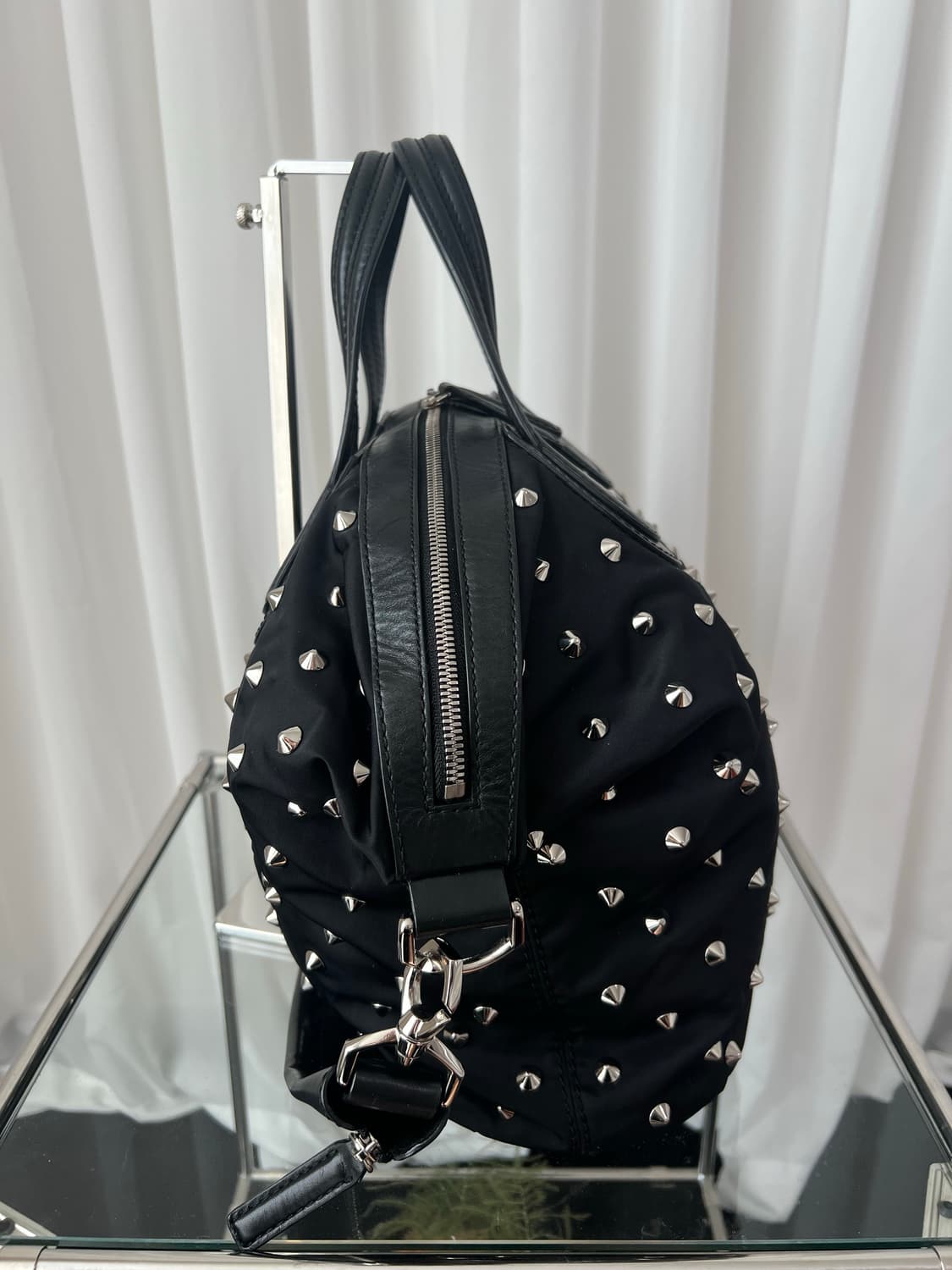 지방시 스터드 나이팅게일 숄더백 상품이미지6