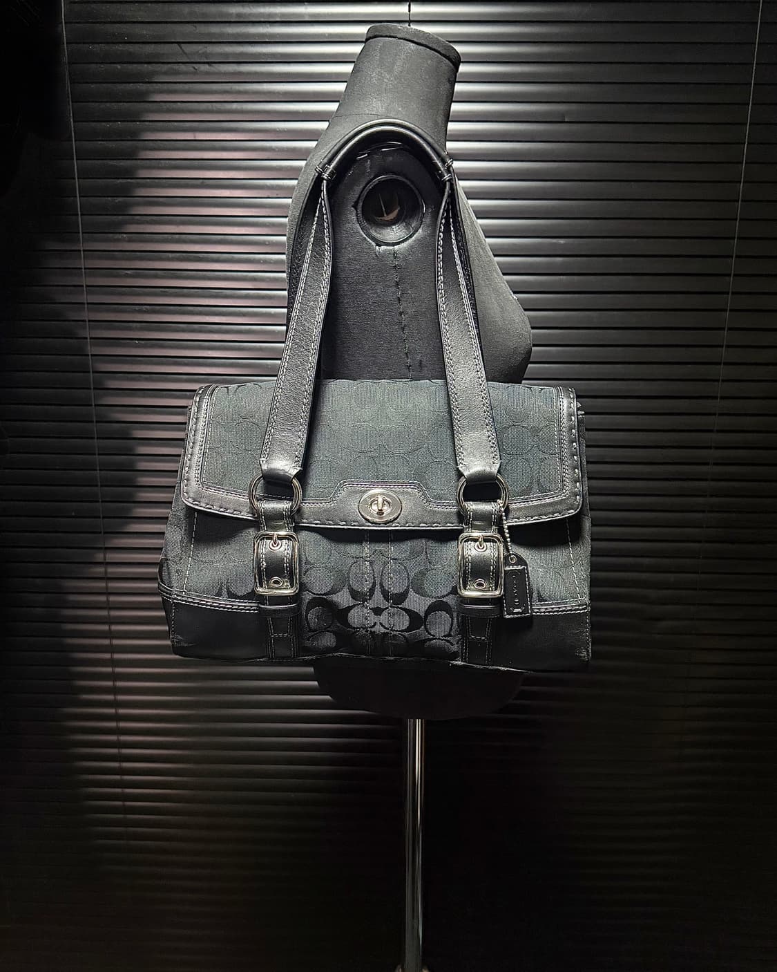 코치 시그니처 로고 패턴 블랙 가죽 버클 숄더백 고스 펑크 갸루 락시크 상품이미지1