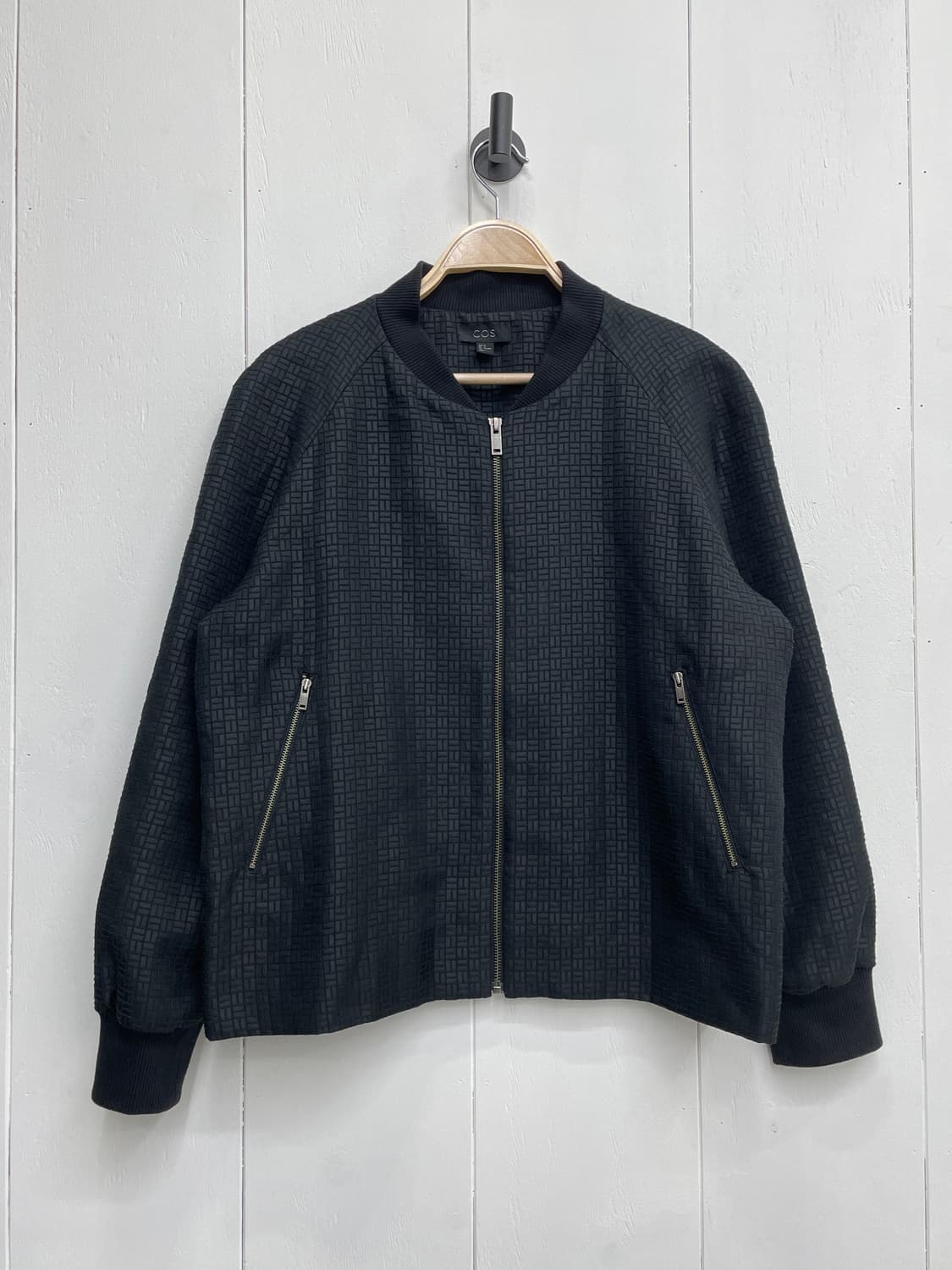 COS(코스) 기하학 패턴 밤버 자켓 블랙 상품이미지2