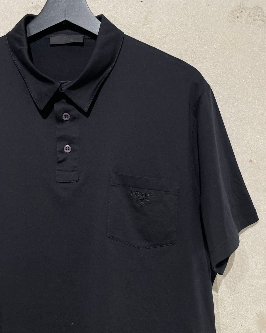 프라다 블랙 싱글 포켓 폴로 티셔츠 상품이미지3