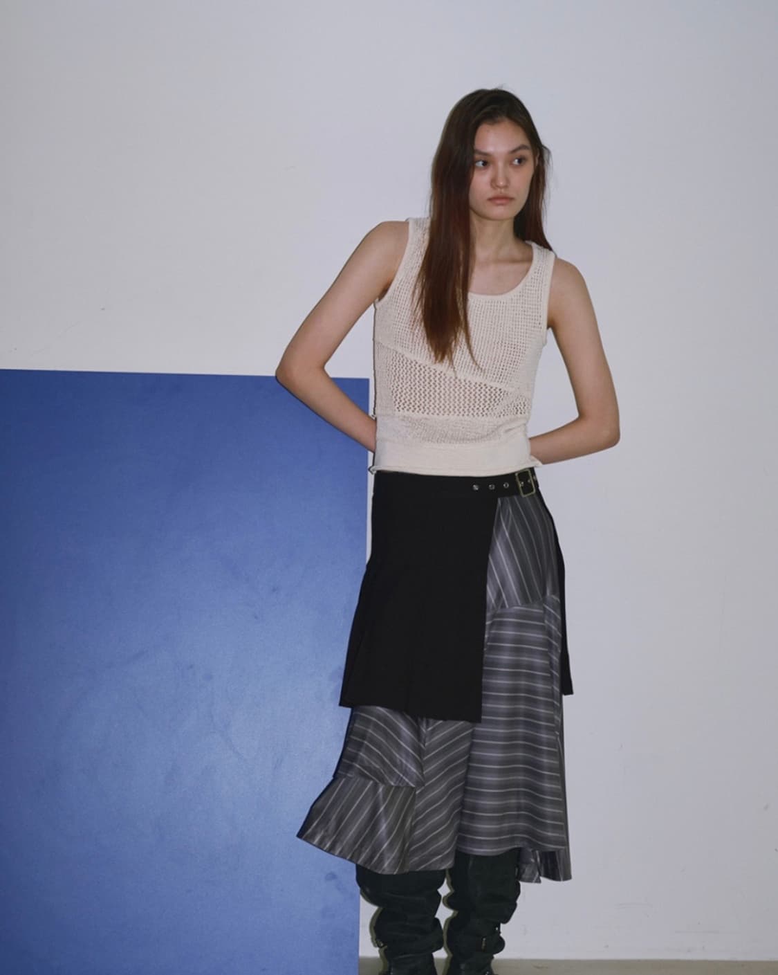 밀로우먼 어시메트릭 스트라이프 미디 스커트 F (차콜) 상품이미지6