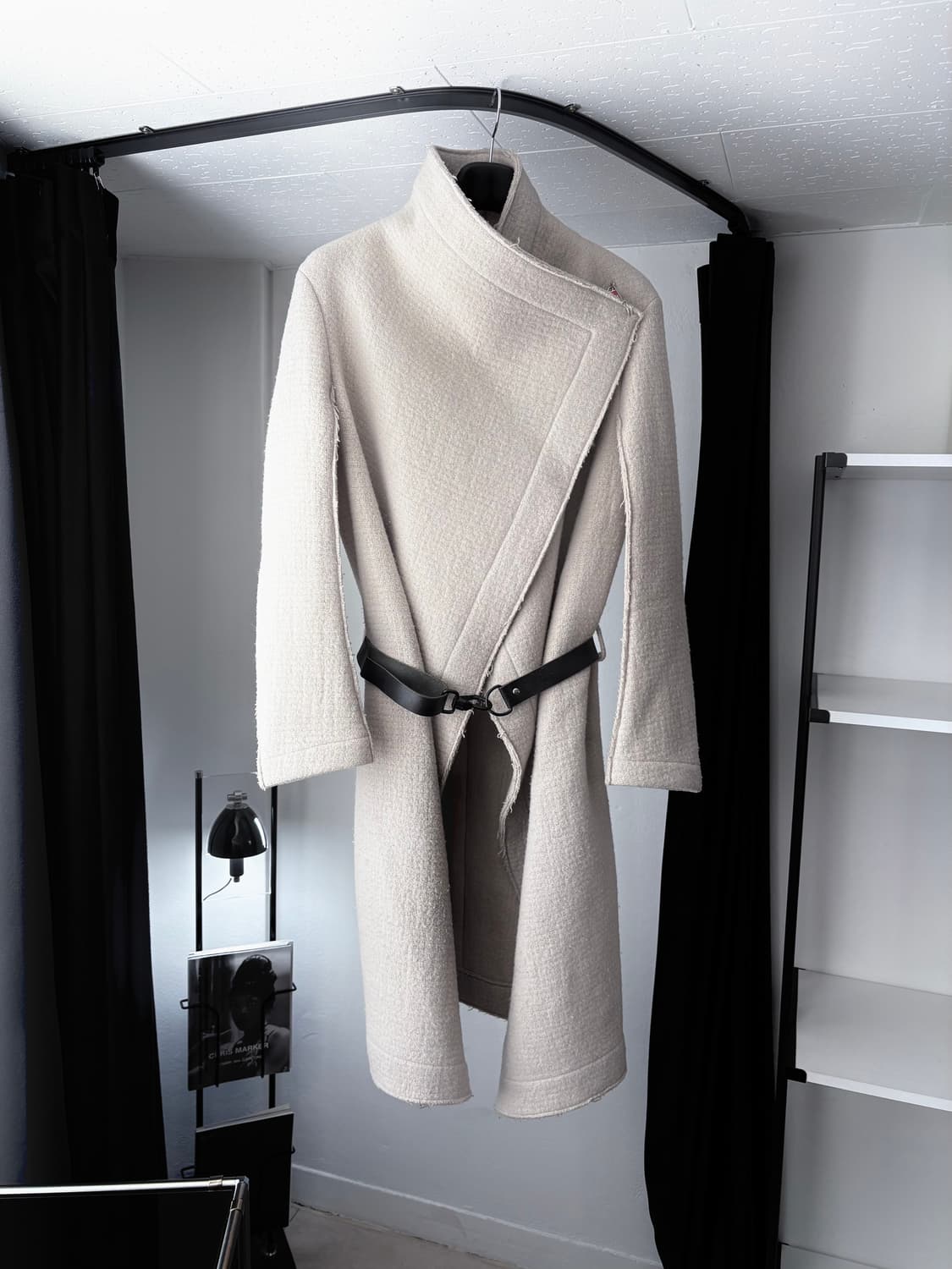 시스테레 2007a/w 'STROBO' 비대칭 프론트 랩 울 코트 상품이미지1