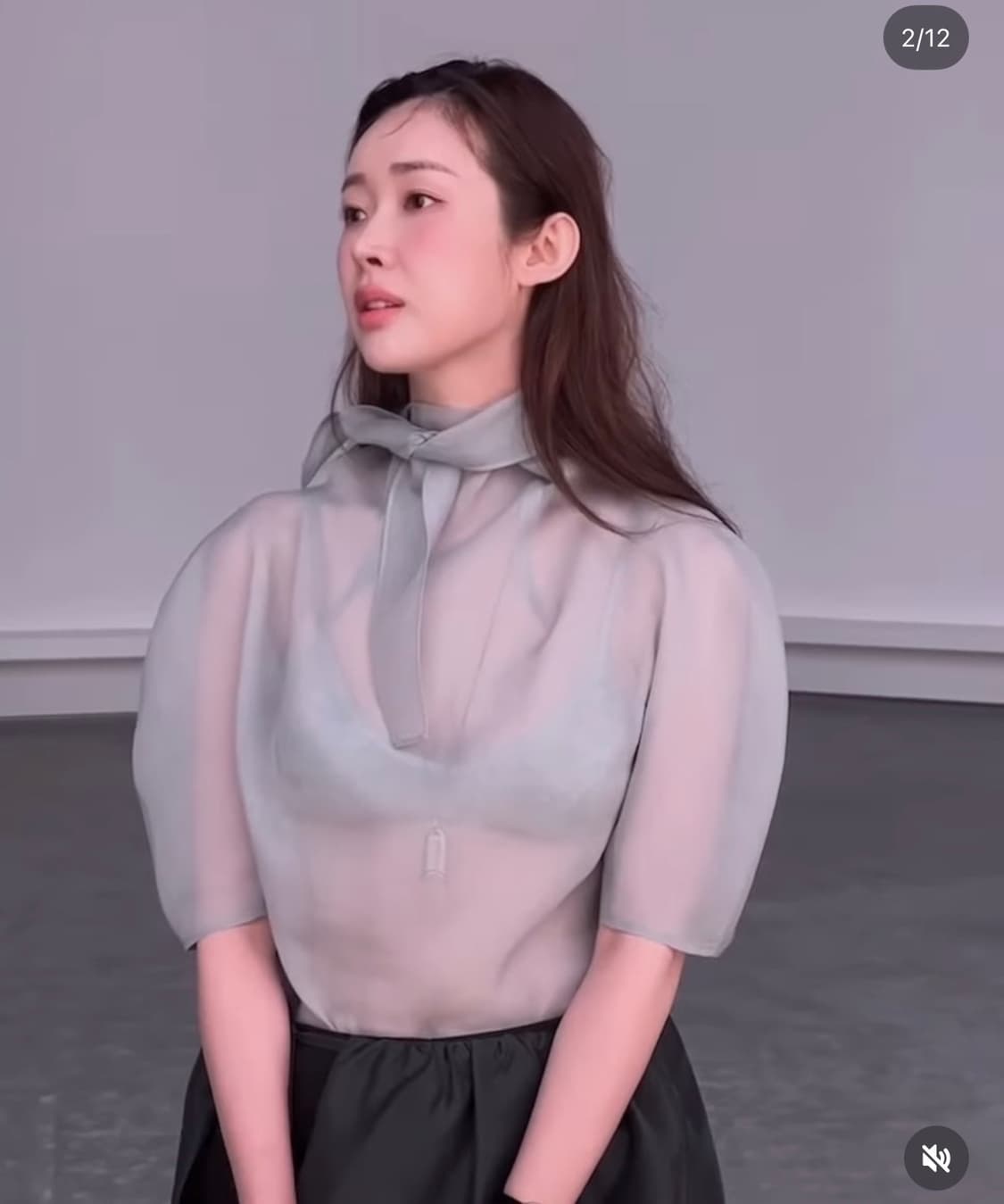 아모멘토 knotted collar top, grey 상품이미지4