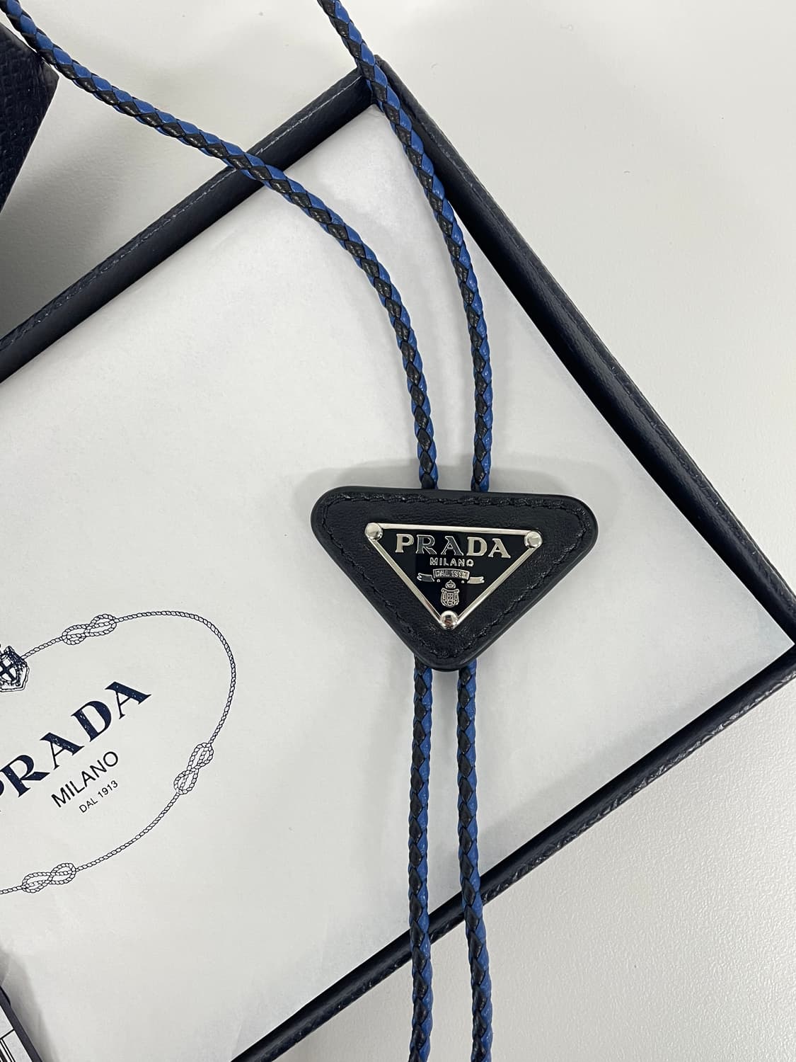 새상품 프라다 볼로 타이 가죽 메탈 트라이앵글 로고 넥타이 상품이미지8