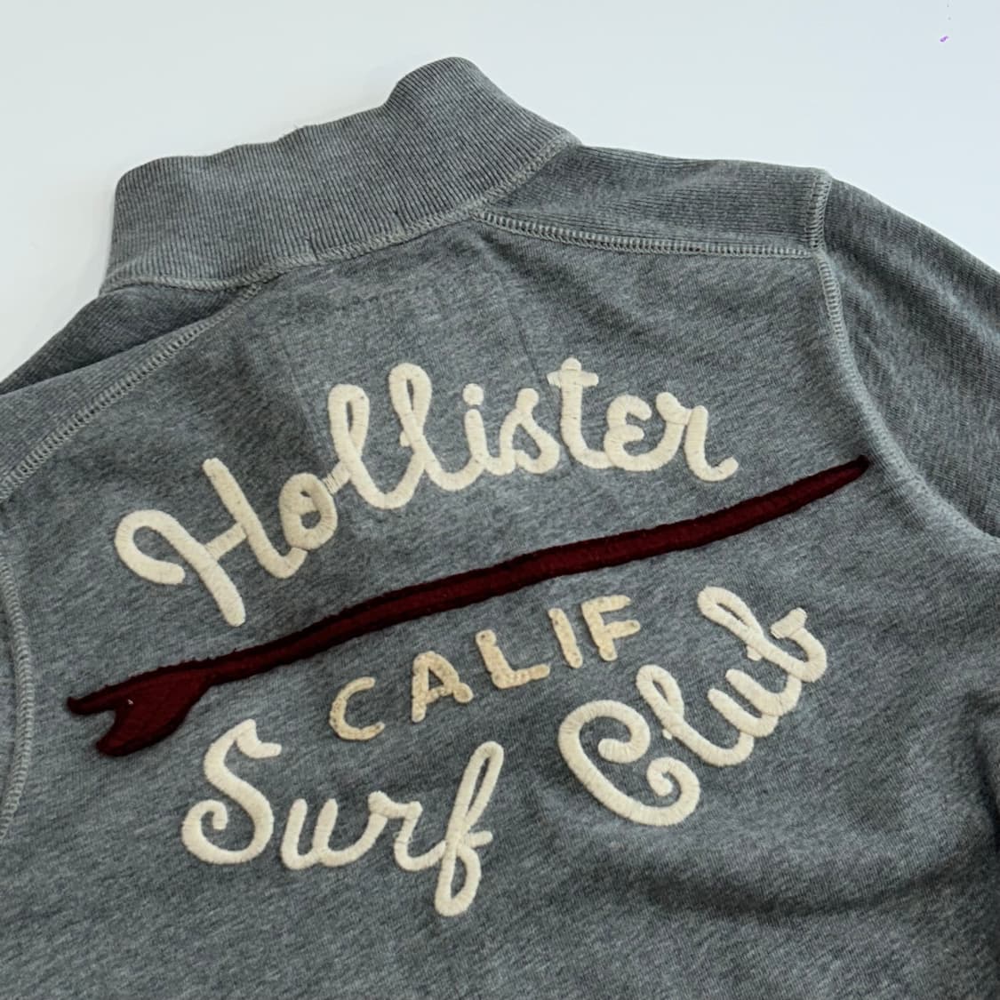 Hollister 홀리스터 하이넥 백포인트 자수 그레이 롱슬리브 상품이미지6