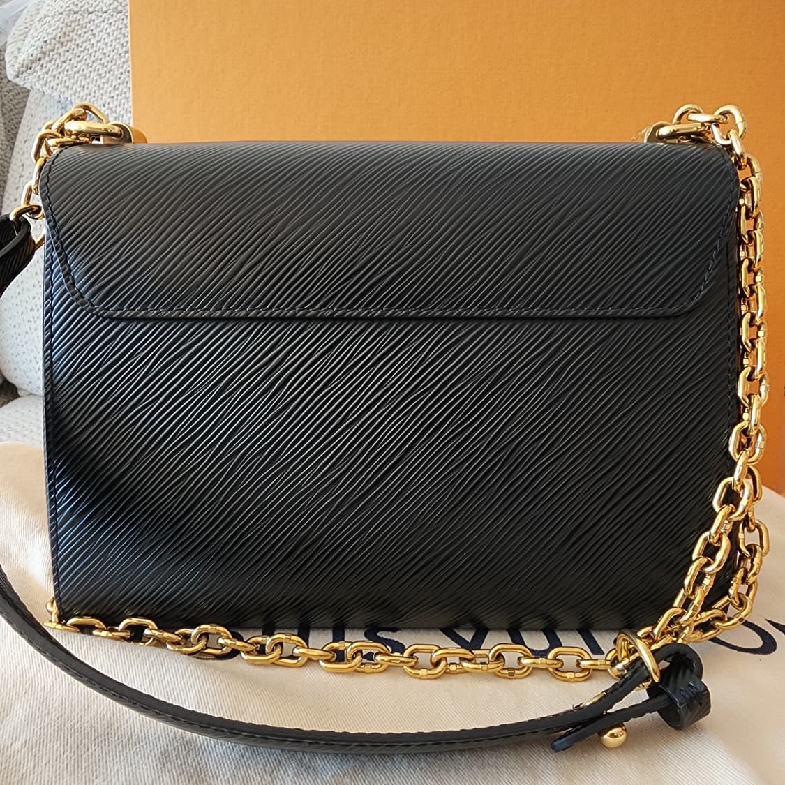 초민트급 루이비통 트위스트 MM 블랙 금장 상품이미지6