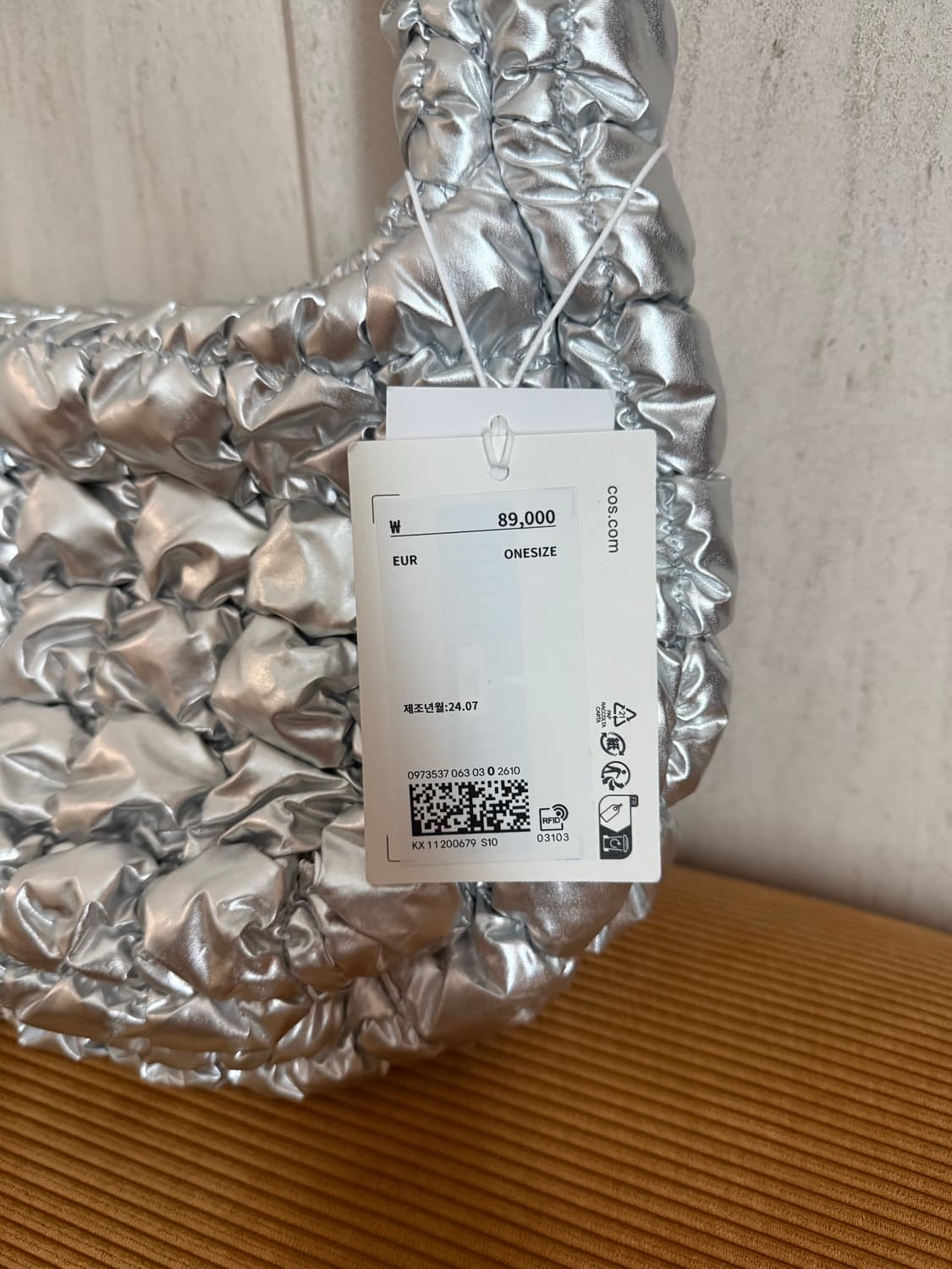 새상품 | COS 퀼티드 미니백 실버 상품이미지4