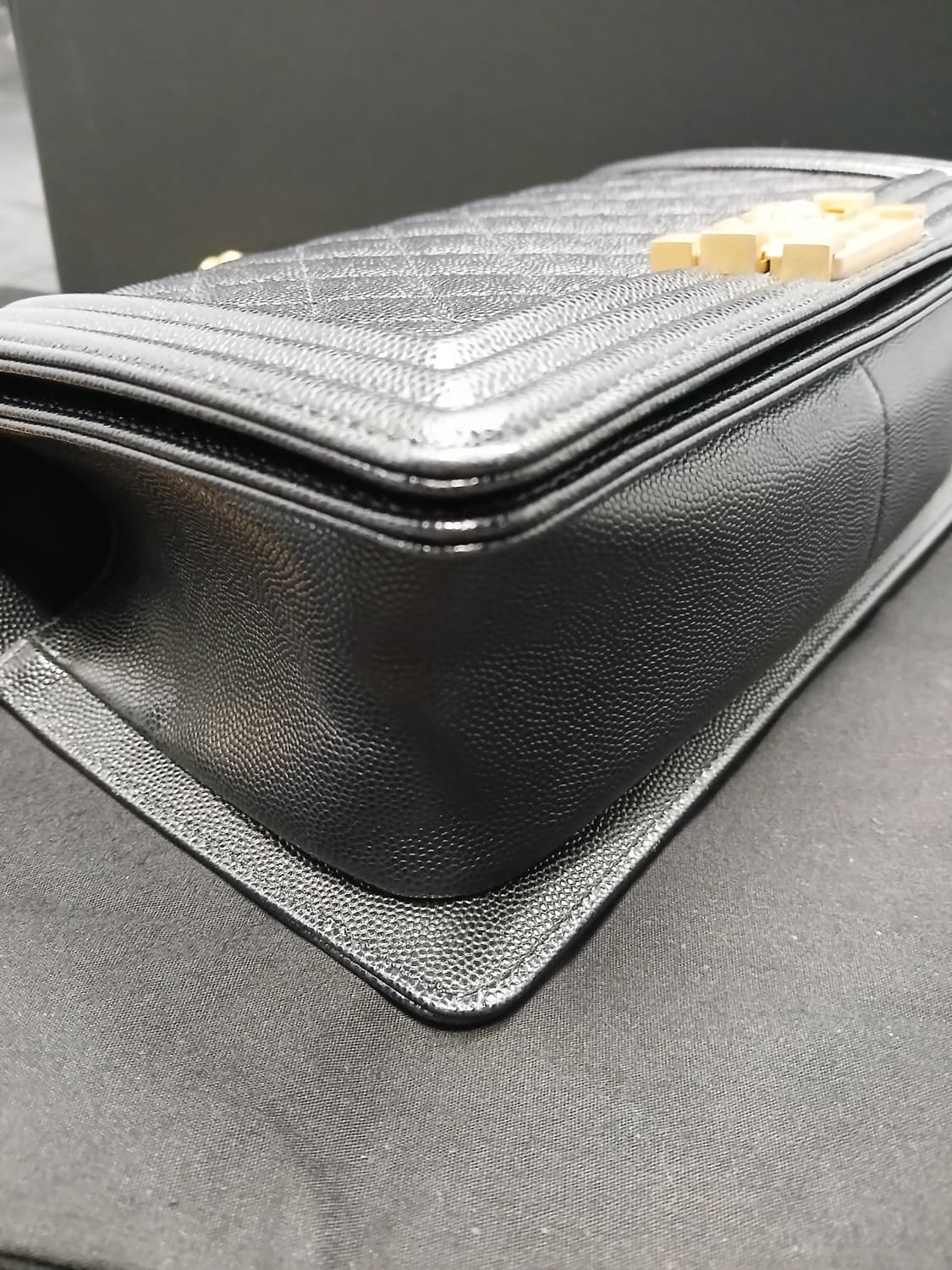 샤넬 보이백 미듐 금장 캐비어 27번대 A67086 상품이미지7