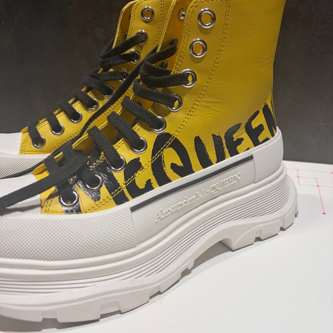 22fw mcqueen 옐로우 하이탑 상품이미지2