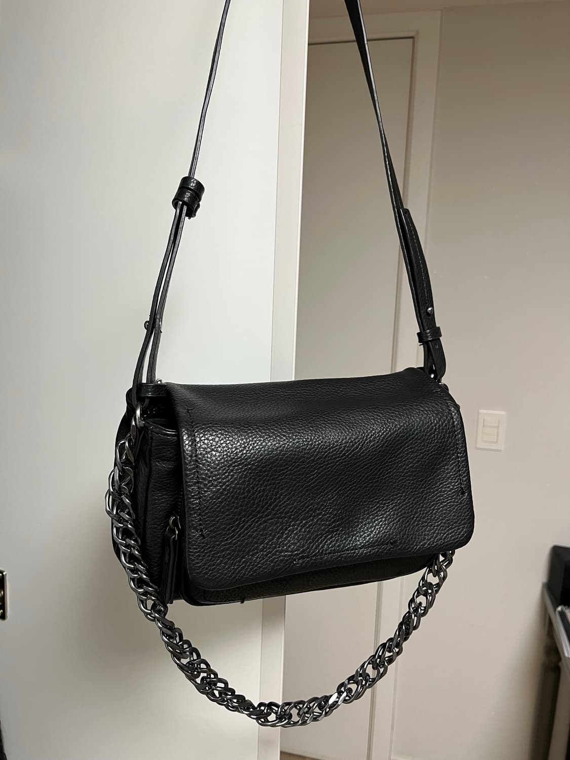 자라 가죽 체인 크로스백 상품이미지1