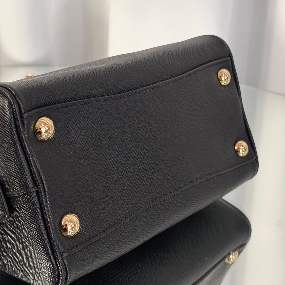 [신상] 프라다 삼각로고 사피아노 레더 테수토 탑핸들 숄더백 상품이미지9