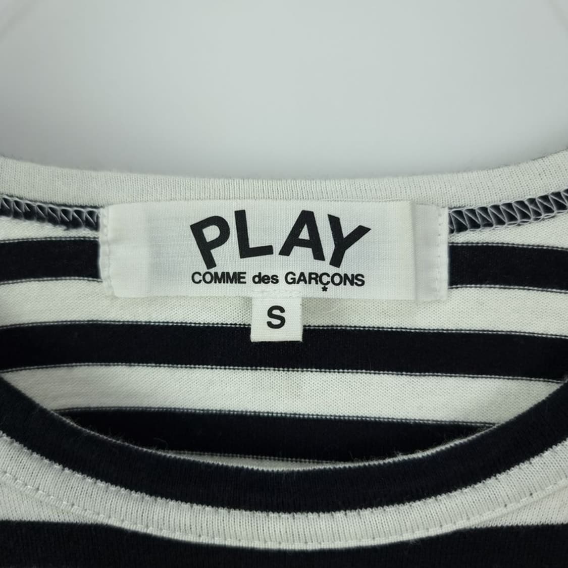 [꼼데가르송] 레드 와펜 스트라이프 롱슬리브 긴팔티 P01608 상품이미지8