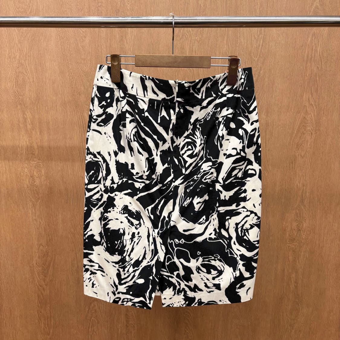 막스마라 미디 스커트 볼드 플로럴 아트워크 프린팅 디테일 H라인 아이보리 상품이미지3