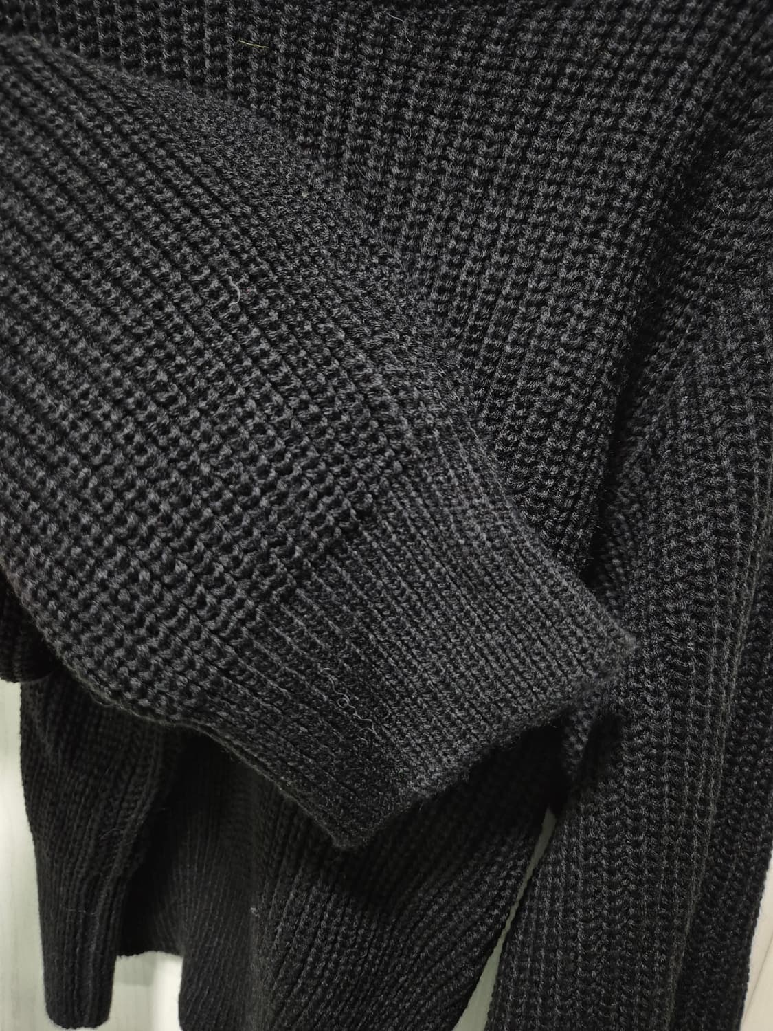 컷아웃 크롭 니트 블랙 상품이미지5