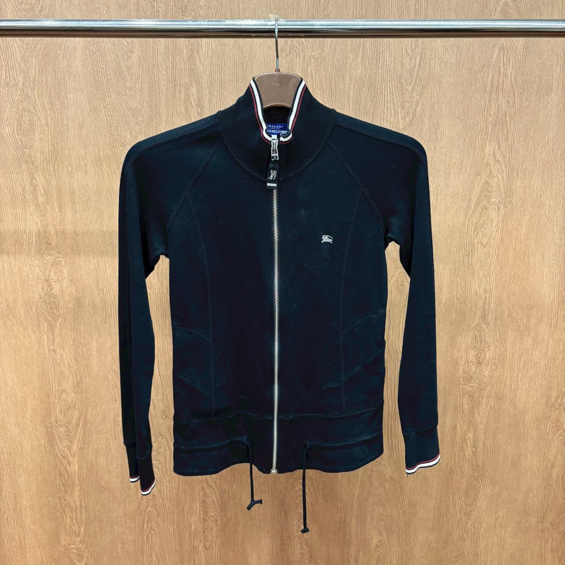 버버리 블루 라벨 하이넥 집업 스웻 자켓 로고 자수 스트링 디테일 블랙 상품이미지2