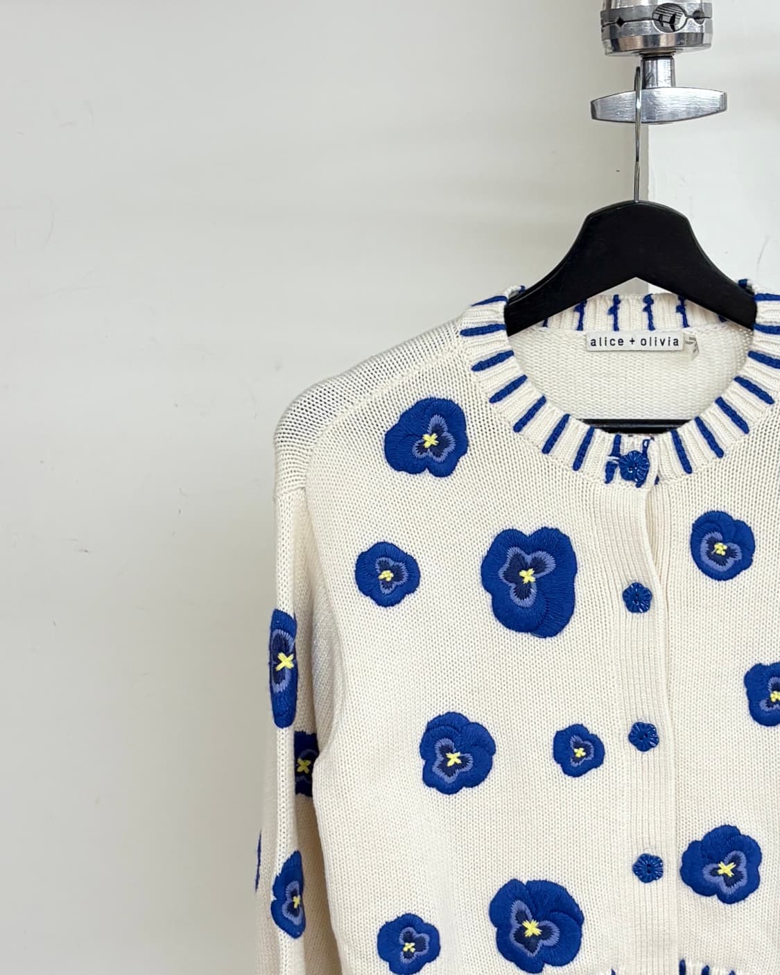 앨리스 앤 올리비아 아이보리 브리짓 엠브로이드 크롭 가디건 상품이미지3