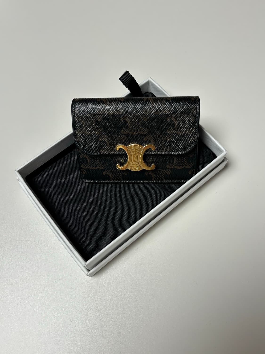 셀린느 트리옹프 캔버스 플랩 카드지갑 상품이미지2