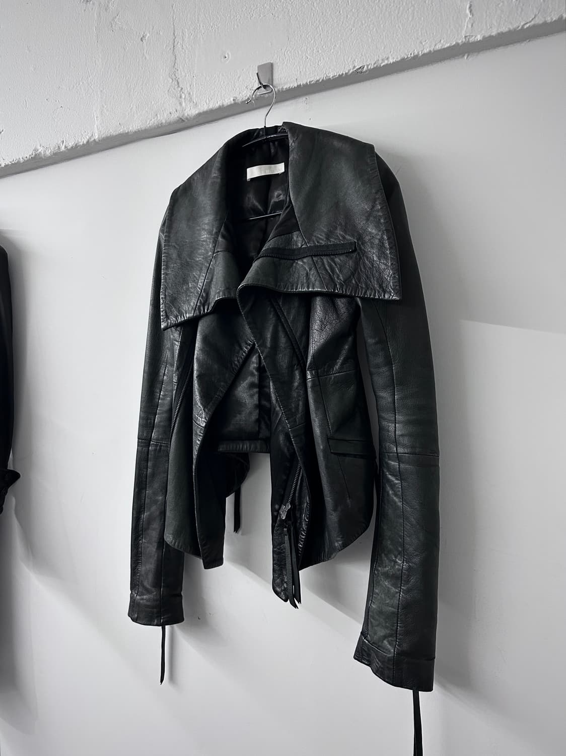 Ekam 비대칭 드레이프 하이넥 램스킨 자켓 상품이미지1