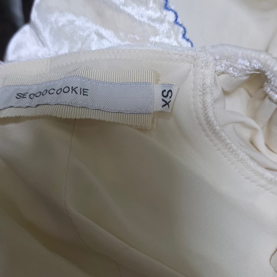 서쿠키 스테파니 크림 벨벳 탑 xs 상품이미지3