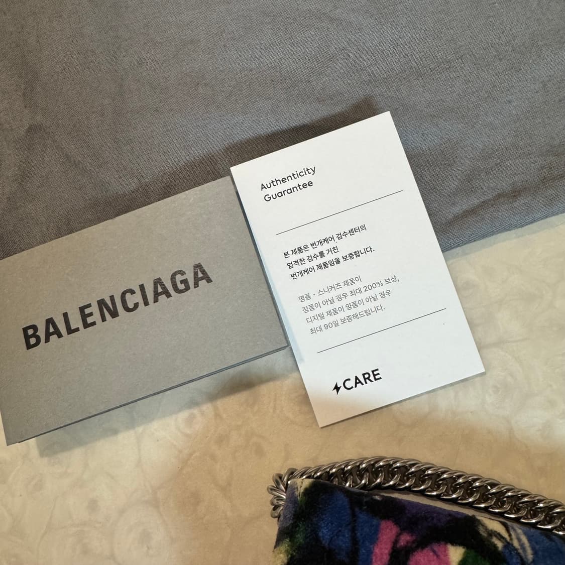 발렌시아가 BB 로고 벨벳 체인 크로스백 상품이미지9