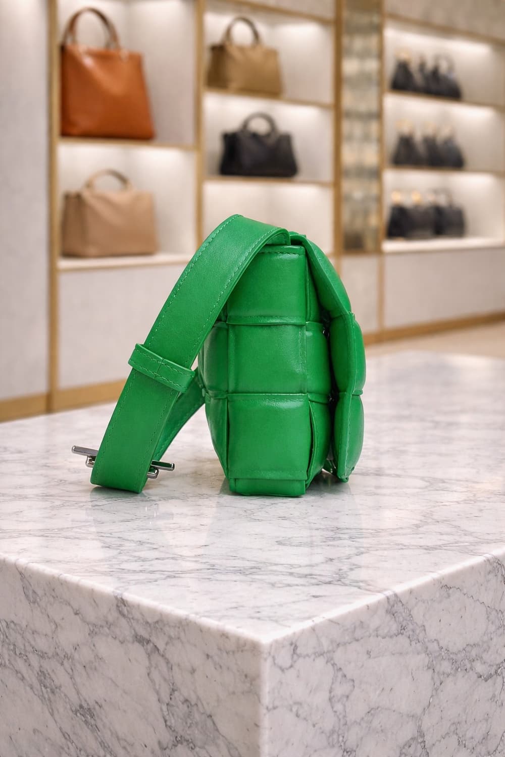 [S급] 보테가베네타 레더 패딩 카세트백 판매합니다!!! 상품이미지3