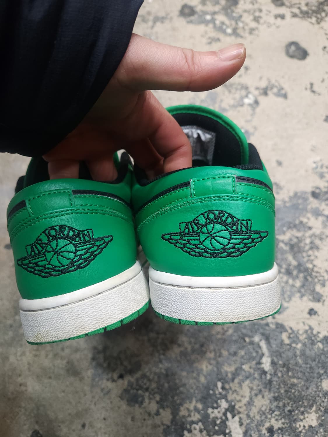 나이키 에어조던 1 로우 럭키그린 265mm

 상품이미지7