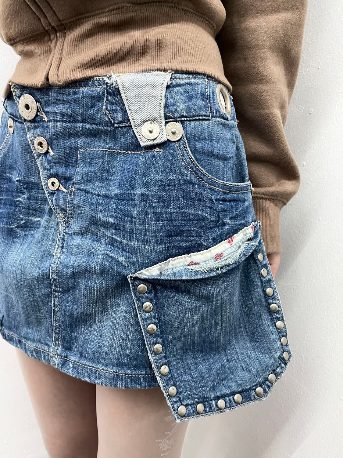 데님 스터드 포켓 디테일 스커트 상품이미지4
