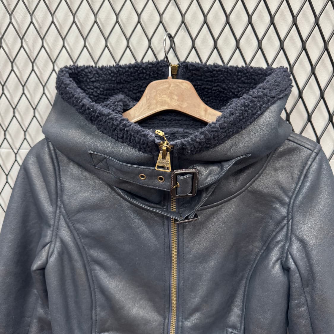 캘빈클라인 진스 레더 무스탕 슬림핏 하이넥 후드 디테일 블랙 상품이미지3