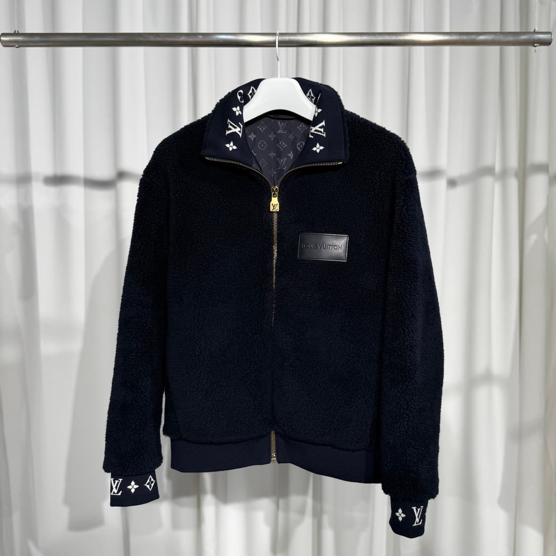 (100) 루이비통 모노그램 레더 패치 플리스 블루종 재킷 상품이미지3