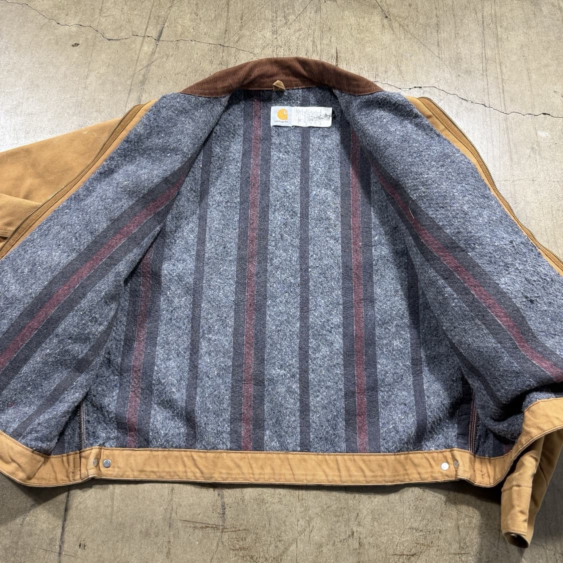 칼하트 J01 디트로이트 자켓 브라운 상품이미지4